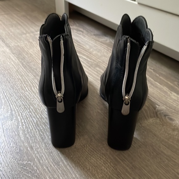 Adrienne Vittadini black ankle bootie - Picture 3 of 3